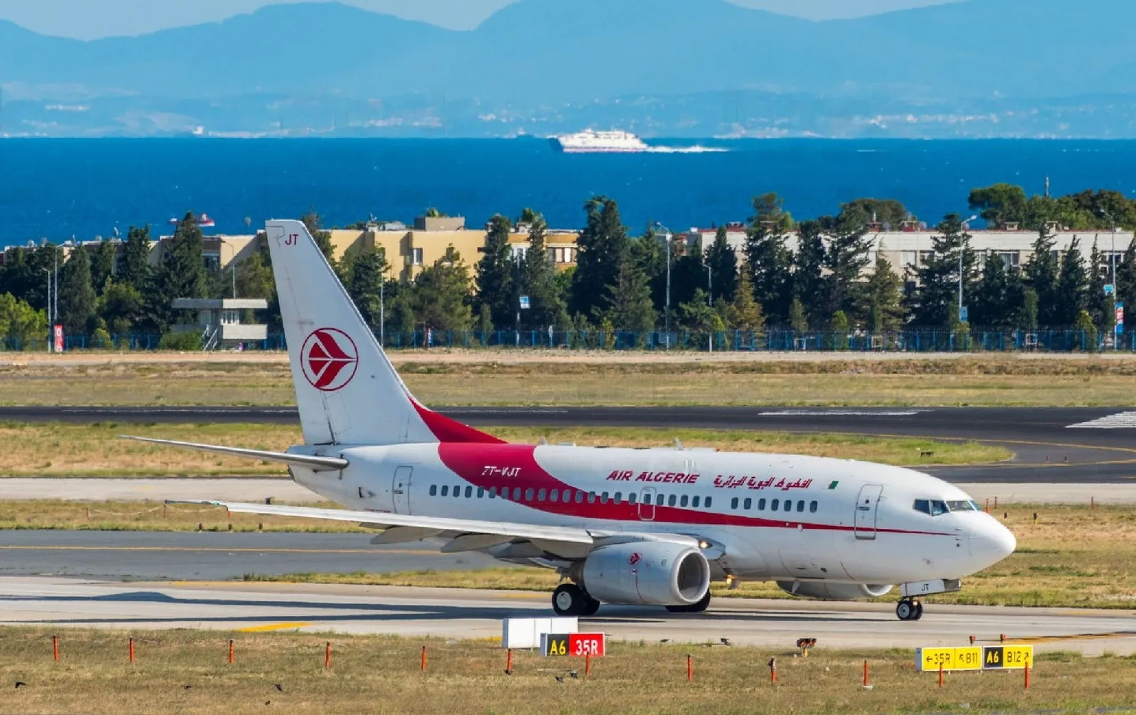 Un avion d'Air Algérie sur la piste prêt pour décoller - Destination Algérie Ramadan 2026 : un avion d'Air Algérie sur la piste prêt pour décoller - Destination Algérie