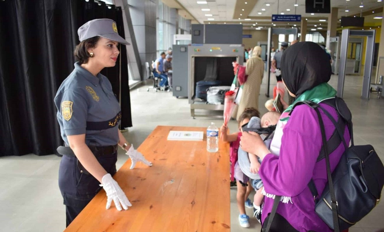 Voyage en Algérie en 2026 : les douaniers lors d'un contrôle avec les passagers à l'aéroport d'Alger Voyage en Algérie en 2026 : les douaniers lors d'un contrôle avec les passagers à l'aéroport d'Alger - Destination Algérie