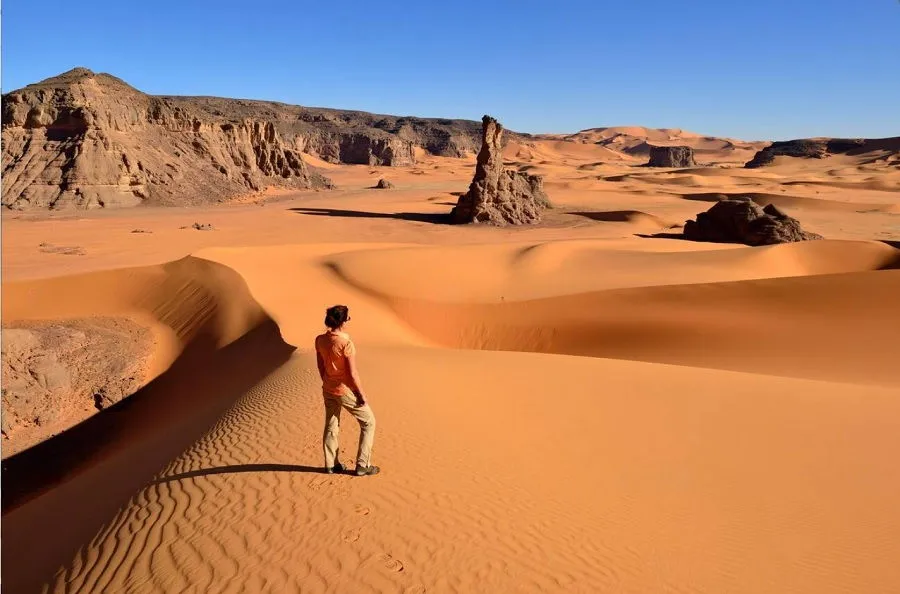 Le passage de Tikobaouine, pont naturel le tassili N'Ajjer au parc national - Destination Algérie