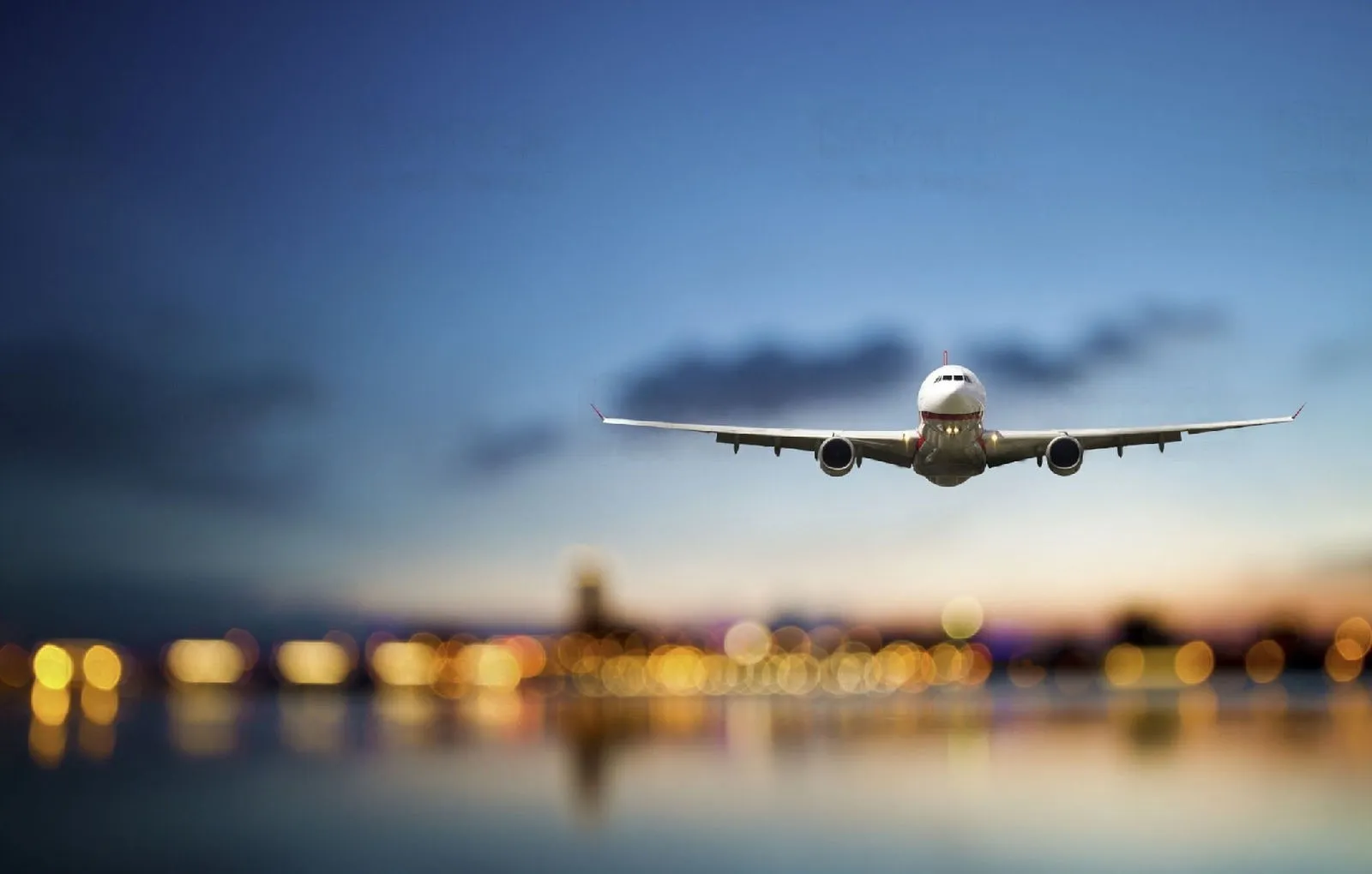 Voyage en Algérie été 2026. Un avion au décollage de l'aéroport - Destination Algérie