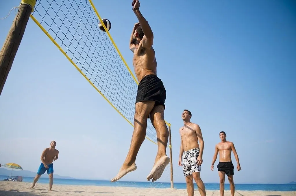 Sports d'été en Algérie : faire du Beach-volley est un sport d'été entre amis - Destination Algérie