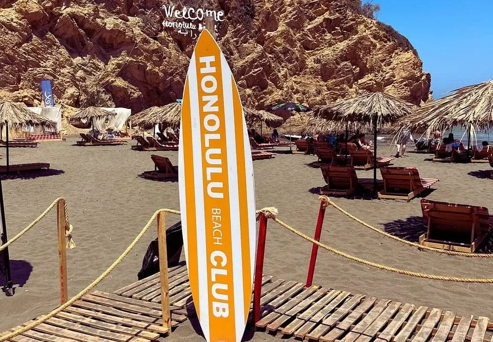 Honolulu Beach Club à Tipaza — transats, parasols en paille et falaises dorées sur une plage d'Algérie en 2026 Honolulu Beach Club à Tipaza — transats, parasols en paille et falaises dorées sur une plage d'Algérie en 2026
